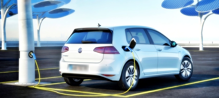 Vehículo eléctrico recargando
